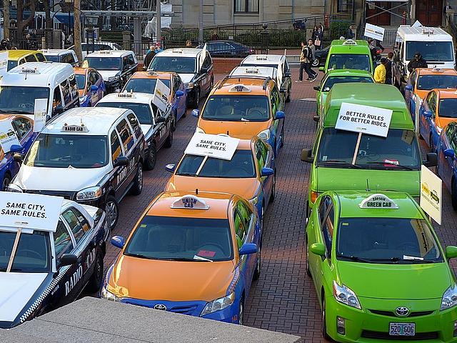 Im Januar 2015 setzten sich Taxifahrer unterschiedlicher Unternehmen in Portland, USA für eine faire Marktregulierung ein. Unternehmen der Shared Economy sollten ihrer Meinung nach die gleichen Bedingungen wie herkömmliche Taxis haben. (Foto: Aaron Pare