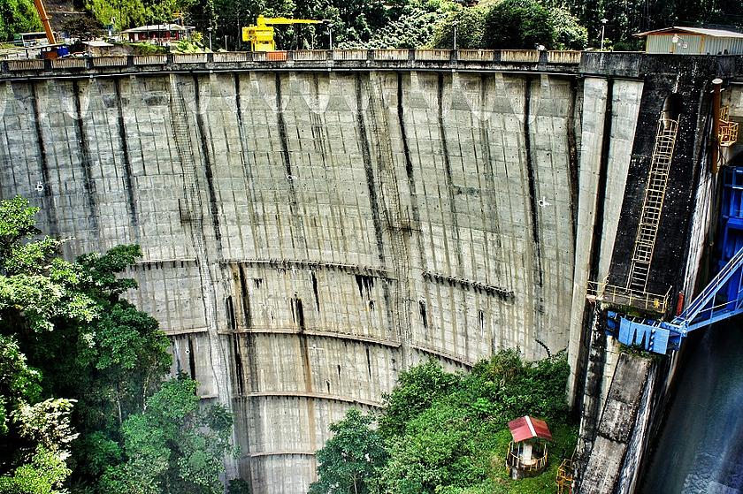Der Cachí Staudamm im Orosi-Tal Costa-Rica. Er staut 51 Millionen Kubikmeter Wasser im dadurch enstandenen Cachí-Stausee, der aus dem Fluss Orosi gespeist wird. (Foto: <a href="https://www.flickr.com/photos/mentalwanderings/27602770303/" target="_blank"