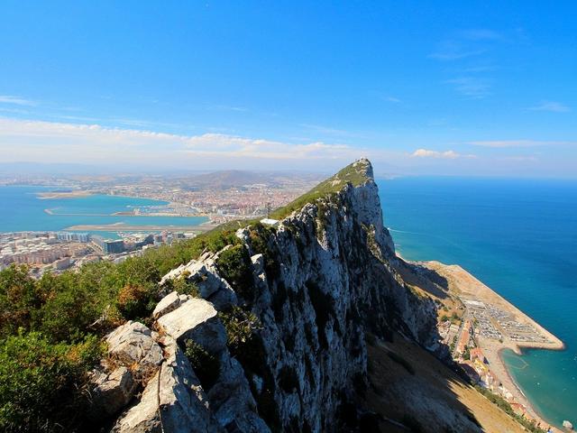 Felsvorsprung Gibraltar mit Blick aufs Meer