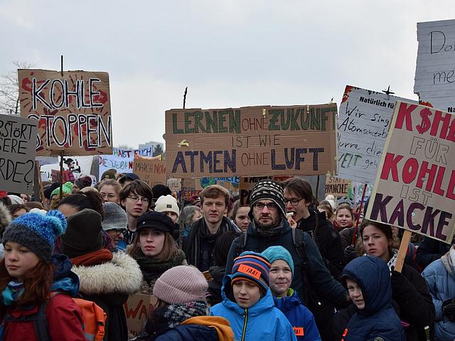 Schüler und Studenten auf einer Fridays-for-Futire-Demonstration vor dem Kanzleramt in Berlin.