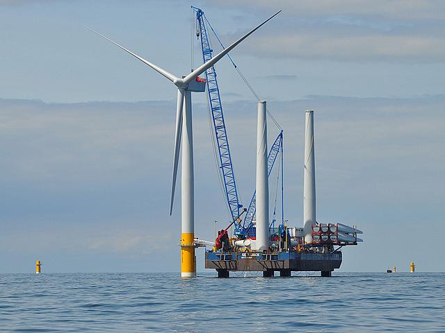 Eine britische Offshore-Windanlage wird errichtet. (Foto: <a href="https://flic.kr/p/fpUKx9"_blank">Department of Energy and Climate Change / flickr.com</a>, <a href="https://creativecommons.org/licenses/by-nd/2.0/deed.en" target="_blank">CC BY-ND 2.0</a>