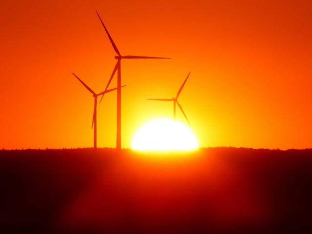 Windenergieanlagen vor Sonnenuntergang
