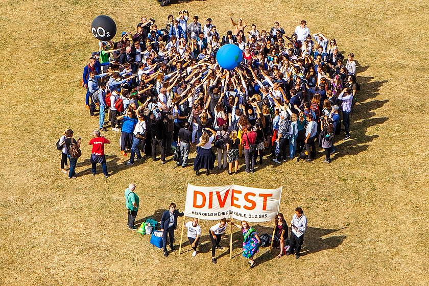 Teilnehmer der Aktion Fossil Free Berlin im Juni 2018 rufen die deutsche Bundesregierung zum Divestment auf – die Finanzierung der Kohleindustrie zu beenden