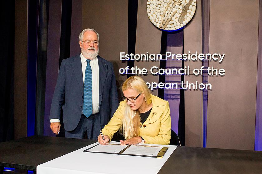 Estlands Wirtschaftsministerin Kadri Simson unterzeichnet 2018 die „Tallinn e-Energy declaration“, hinter ihr steht Miguel Arias Cañete, EU-Kommissar für Klimaschutz und Energie