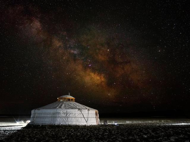 Mongolische Jurte bei Nacht mit Sternenhimmel.