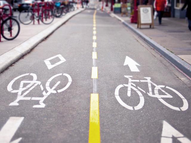 grauer Fahrradweg in beide Richtungen