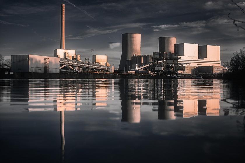 Kohlekraftwerk von RWE bei Nacht an einem Gewässer.