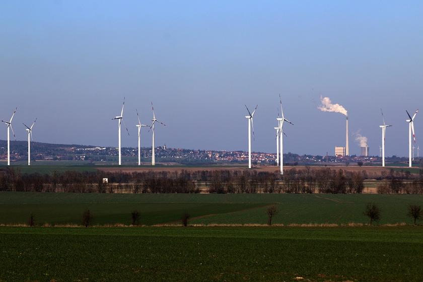 Windräder im Hintergrund Kohlekraftwerk