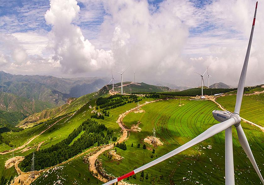 Ein Windpark auf einer Bergkuppe in der chinesischen Kohleprovinz Shanxi. (Foto: © <a href="https://upload.wikimedia.org/wikipedia/commons/2/23/046Panorama003.jpg">Hahaheditor12667 / Wikimedia Commons</a>, <a href="https://creativecommons.org/licenses/by