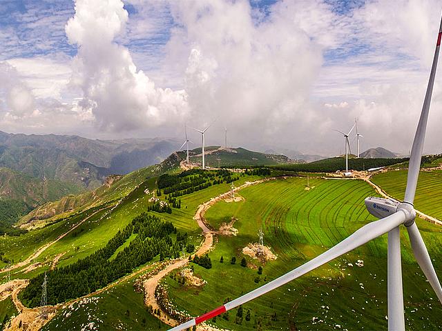 Ein Windpark auf einer Bergkuppe in der chinesischen Kohleprovinz Shanxi. (Foto: © <a href="https://upload.wikimedia.org/wikipedia/commons/2/23/046Panorama003.jpg">Hahaheditor12667 / Wikimedia Commons</a>, <a href="https://creativecommons.org/licenses/by