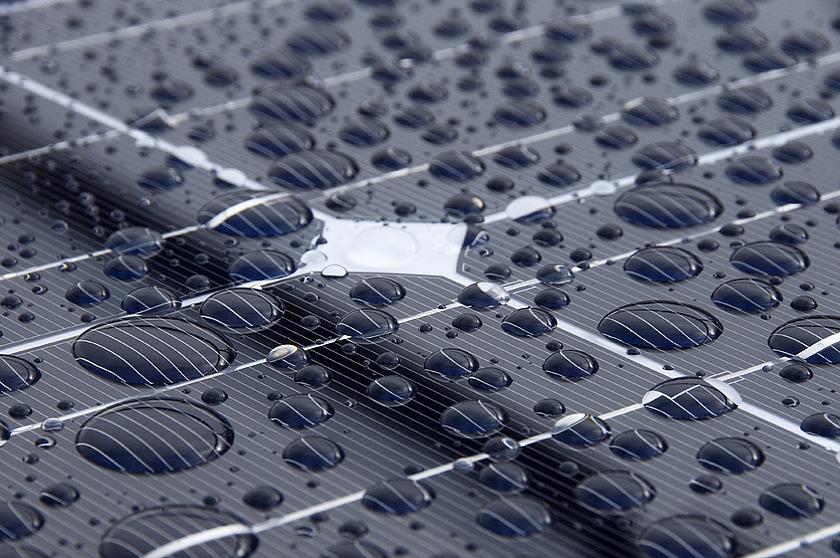 Regentropfen auf Solarmodulen.