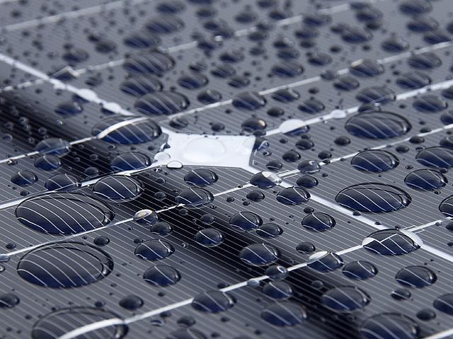 Regentropfen auf Solarmodulen.