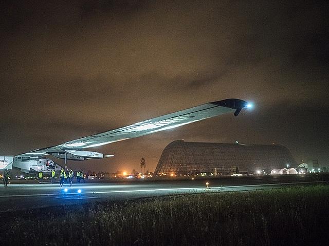Nach rund 1.200 Kilometern und 16 Flugstunden ist das Schweizer Leichtflugzeug Solar Impulse 2 sicher in Phoenix gelandet. (Foto: © Solar Impulse | Revillard | Rezo.ch )