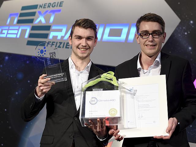 Das waren die Gewinner des PERPETUUM 2016 Energieeffizienz Nachwuchspreises:  Marcel Pavel und Henrik Klußmann (Paul Hettich GmbH & Co.KG)  für die Optimierung einer Pulverlackiermaschine. Die beiden Azubis aus dem dritten Lehrjahr entwickelten selbstä