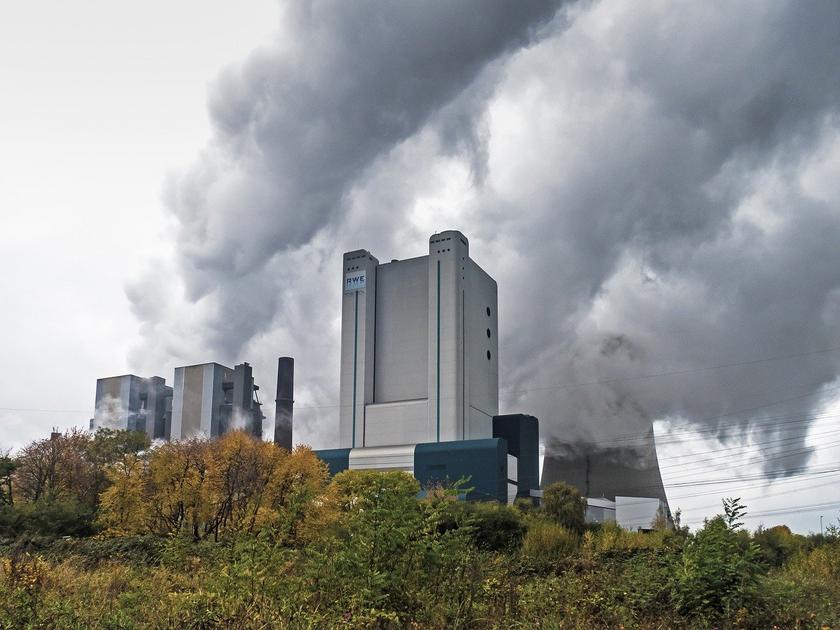 Rauchendes Kohlekraftwerk mit Aufschrift "RWE"
