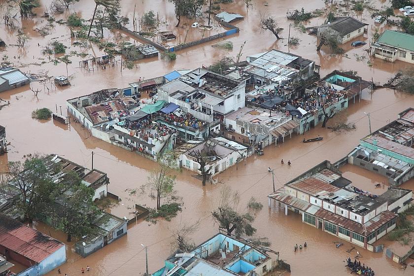 Überflutetes Gebiet mit beschädigten Häusern in Mosambik