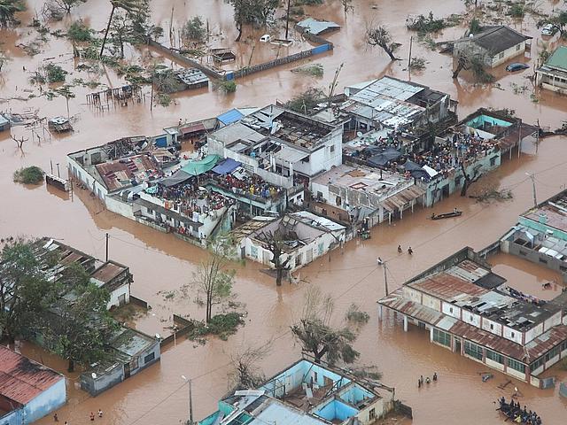 Überflutetes Gebiet mit beschädigten Häusern in Mosambik