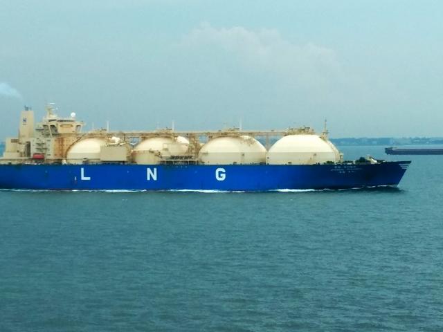 Schweres Frachtschiff auf dem Meer mit Aufschrift LNG