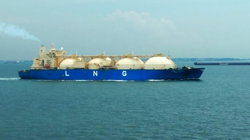 Schweres Frachtschiff auf dem Meer mit Aufschrift LNG