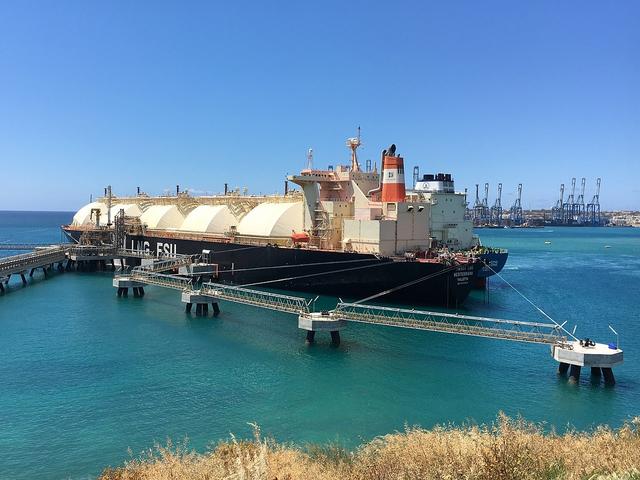 LNG-Schiff an einem Hafen