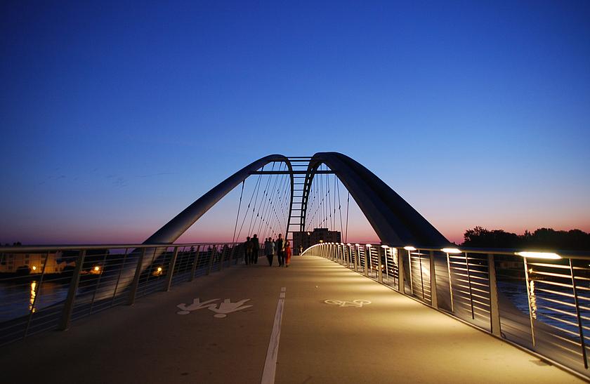 Die Dreiländerbrücke oder Passerelle des Trois Pays verbindet als Radfahrer- und Fußgängerbrücke die deutsche Stadt Weil am Rhein und das französische Huningue im Elsass