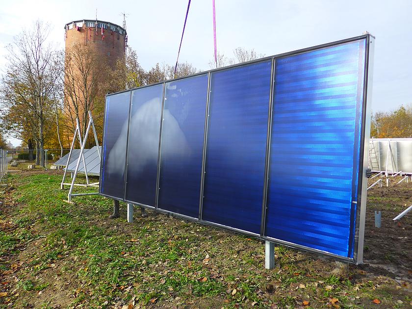 Installation eines solarthermischen Großkollektors von Arcon-Sunmark am Römerhügel in Ludwigsburg