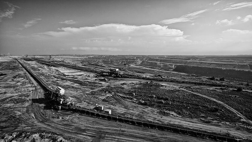 Foto: Schwarz-Weiß Bild eines Braunkohle-Tagebauwerks