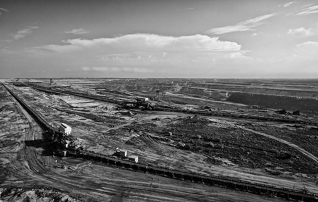 Foto: Schwarz-Weiß Bild eines Braunkohle-Tagebauwerks