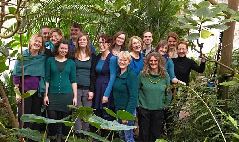 Die Umwelt- und Menschenrechtsorganisation urgewald besteht inzwischen aus 17 Mitarbeiterinnen und Mitarbeitern mit Büros in Sassenberg und Berlin und einem ehrenamtlichen Vorstand, dem drei Personen angehören. Das urgewald Team. v.l.: Dr. Korinna Horta