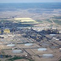 Fort McMurray im kanadischen Bundesstaat Alberta ist das Zentrum des extrem klimaschädlichen Abbaus von Ölsanden. Für die Förderung werden Milliarden Liter Wasser benötigt, große Mengen Treibhausgase entweichen in die Atmosphäre und riesige Fläche