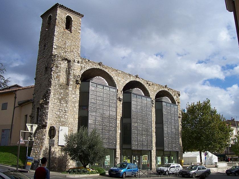 Altes Kirchengebäude mit Photovoltaikfassade in Südfrankreich