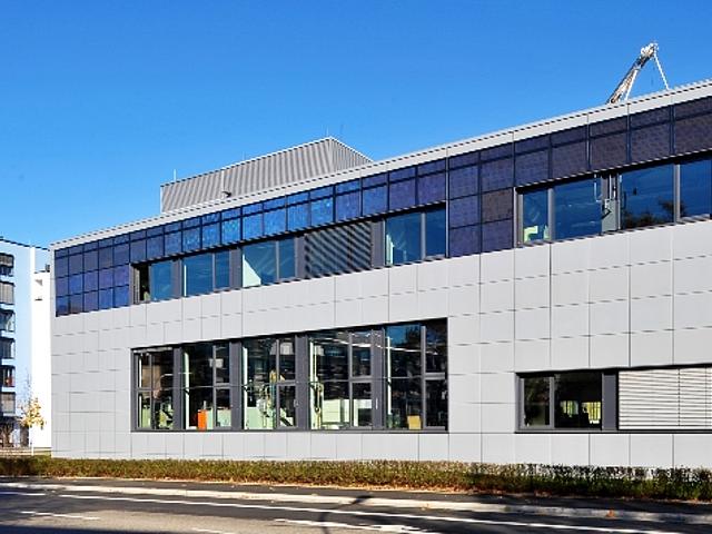 Das Fraunhofer-Institut für Solare Energiesysteme ISE hat die Außenfassade eines seiner Laborgebäude mit 70 Photovoltaik-Modulen aus eigener Entwicklung und Pilotproduktion ausgerüstet. (Foto: © Fraunhofer ISE)
