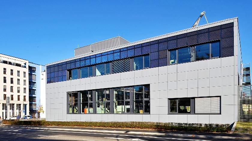 Das Fraunhofer-Institut für Solare Energiesysteme ISE hat die Außenfassade eines seiner Laborgebäude mit 70 Photovoltaik-Modulen aus eigener Entwicklung und Pilotproduktion ausgerüstet. (Foto: © Fraunhofer ISE)
