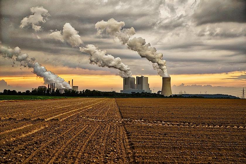 Die Braunkohle-Emissionen sind gegenüber dem Vorjahr im ersten Halbjahr 2017 um 2,3 Millionen Tonnen gestiegen. (Foto: <a href="https://pixabay.com/de/kraftwerk-wolken-himmel-industrie-2460947/" target="_blank">Benita5 / pixabay.com</a>, CC0 Public Domai