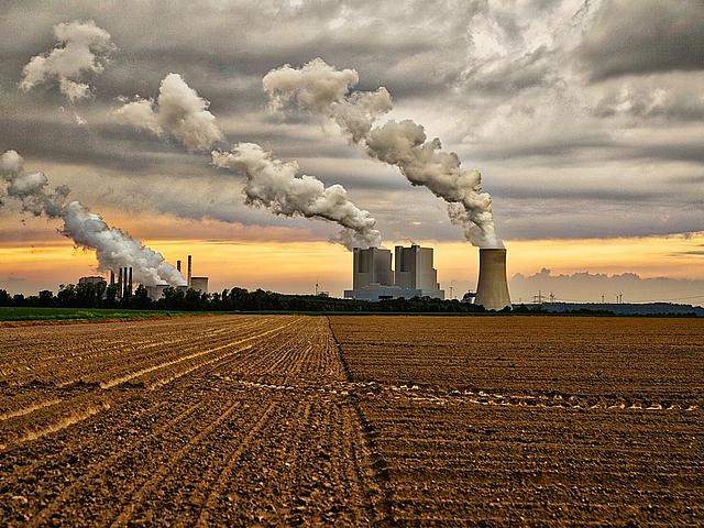 Die Braunkohle-Emissionen sind gegenüber dem Vorjahr im ersten Halbjahr 2017 um 2,3 Millionen Tonnen gestiegen. (Foto: <a href="https://pixabay.com/de/kraftwerk-wolken-himmel-industrie-2460947/" target="_blank">Benita5 / pixabay.com</a>, CC0 Public Domai