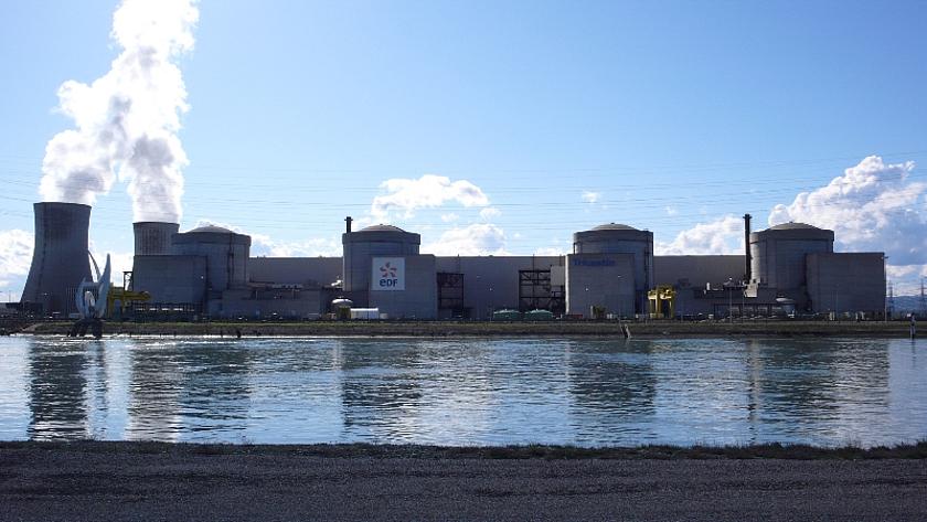 58 Atommeiler liefern im Frankreich 75 Prozent des Strombedarfs: Die vier Reaktoren des Kernkraftwerks Tricastin im Département Drôme zwischen Valence und Avignon (Foto: Wikimedia.commons / gemienfrei / Sancio83)