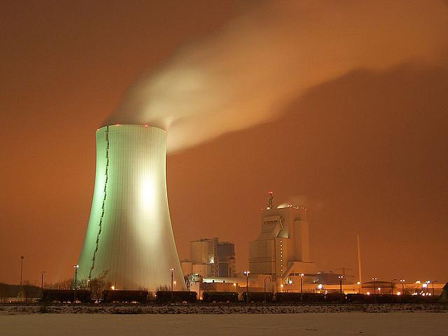 Das Rostocker Kraftwerk bei Nacht.