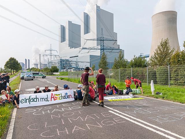 Demo vor dem Kohlekraftwerk Neurath der RWE AG