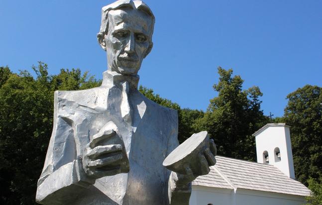 Statue von Nikola Tesla im kroatischen Smiljan