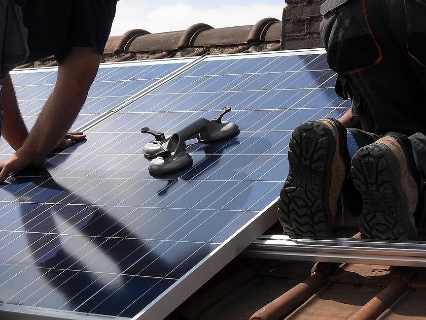 Installation einer Photovoltaik-Anlage auf einem Hausdach