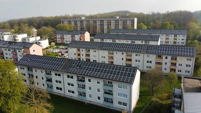 Flachdächer einer Wohnsiedlung mit Photovoltaik