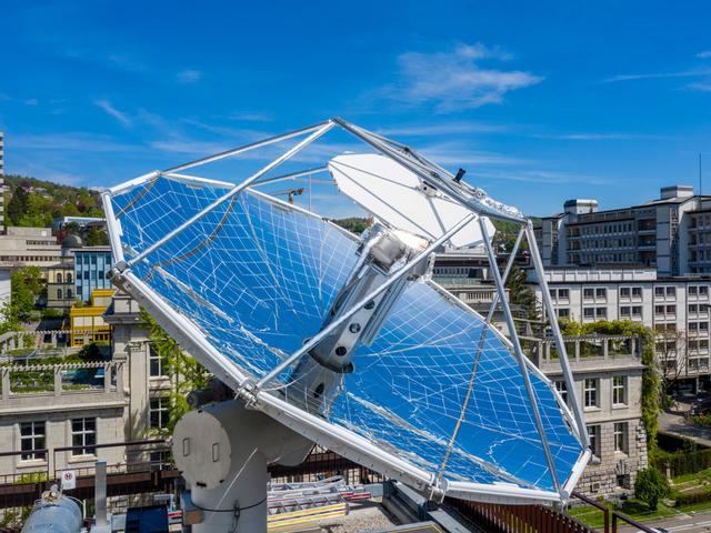 Parabolspiegel mit Solarzellen auf dem Dach der ETH in Zürich