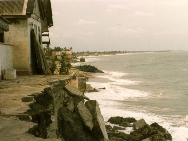 Überschwemmter Strand und zerstörte Häuser.
