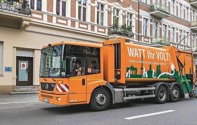Müllfahrzeug der BSR mit Dieselantrieb und elektrisch betriebenem Aufbau. 2019 soll erstmals ein vollelektrisches Abfallsammelfahrzeug erprobt werden. (Foto: © BSR)
