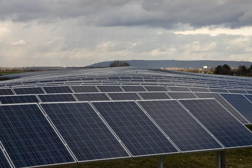 Blick auf die Photovoltaik-Freilandanlage Nordrhein-Westfalens in Inden, Landkreis Düren