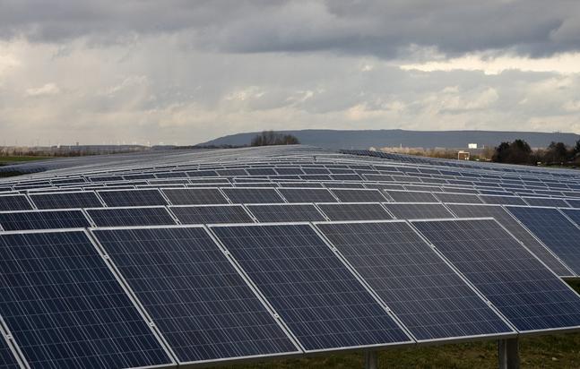 Blick auf die Photovoltaik-Freilandanlage Nordrhein-Westfalens in Inden, Landkreis Düren