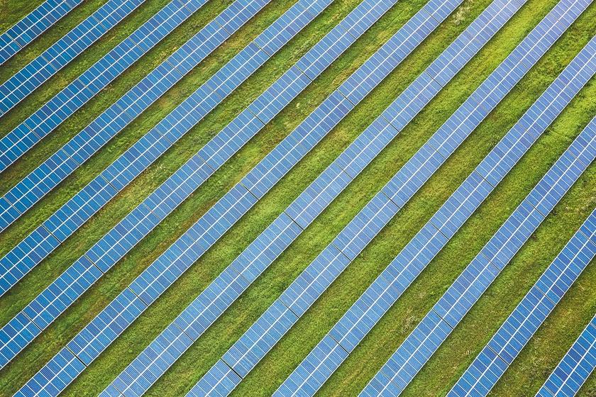Solaranlage auf grüner Wiese