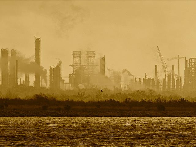 Eine ExxonMobil Raffinerie in Baytown im US-Bundesstaat Texas. Etwa zwei Drittel des weltweiten CO2-Ausstoßes ist auf nur 90 Unternehmen zurückzuführen, die zum größten Teil Erdöl, Gas oder Kohle produzieren. (Foto: <a href=" https://www.flickr.com/