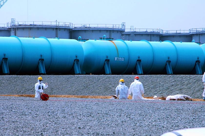 TEPCO's Fukushima Daiichi Nuclear Power Station, April 2013, in den Wassertanks befindet sich radioaktiv verseuchtes Wasser. (Foto: <a href="https://www.flickr.com/photos/iaea_imagebank/8656859377" target="_blank"> Greg Webb / IAEA </a>, <a href="https://