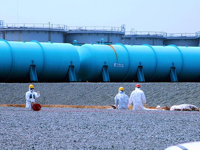TEPCO's Fukushima Daiichi Nuclear Power Station, April 2013, in den Wassertanks befindet sich radioaktiv verseuchtes Wasser. (Foto: <a href="https://www.flickr.com/photos/iaea_imagebank/8656859377" target="_blank"> Greg Webb / IAEA </a>, <a href="https://